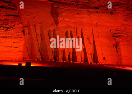 Geschnitzten Statuen von Ramses II. und Königin Nefertari Fllodlit nachts außerhalb der kleine Tempel von Abu Simbel Oberägypten Afrika Stockfoto