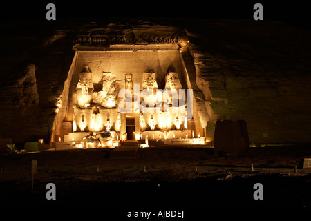 Riesigen geschnitzten Statuen von Ramses II. beleuchtet in der Nacht außerhalb der Tempel von Abu Simbel Oberägypten Afrika Stockfoto