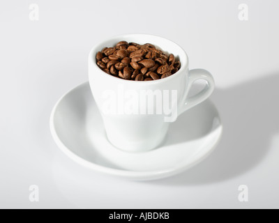 Geröstete Kaffeebohnen in weiße Tasse Stockfoto