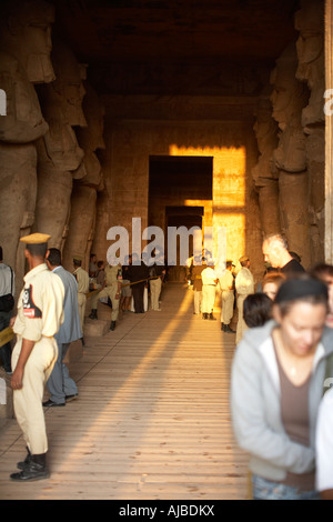 Polizei bewacht halten Durchgang klar für den Sonnenaufgang am 22. Oktober 2006 auf die Statue von Ramses II Ägypten fallen Stockfoto