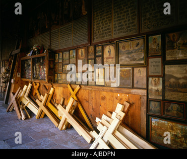 Votivtafeln Und Grenzmauer in der Gnadenkapelle Altötting | Votiv-Platten und Kreuze in der Kapelle der Barmherzigkeit in Altötting Stockfoto