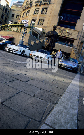 Johannesburg, Südafrika, Menschen, Gebäude, retro, 2007, Nelson Mandela Square, Sandton City, exotische Auto-Ausstellung, Kultur, Zeitlupe, Autos Stockfoto