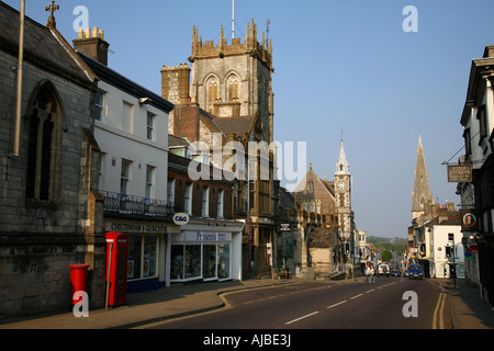 Abends Blick auf hohe Weststraße Dorchester Museum zeigt,-St. Peter Kirche und der Corn Exchange Stockfoto