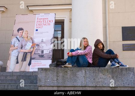 Mädchen sitzen am Rathaus zentrale Vilnius Litauen Stockfoto