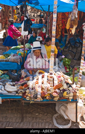 Traditionelle Anbieter verkaufen Bauernhof produzieren in quadratischen Hauptmarkt Pisac Peru Stockfoto