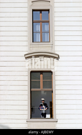 Schlagzeuger in einem Schlossfenster spielen während die Wachablösung Stockfoto