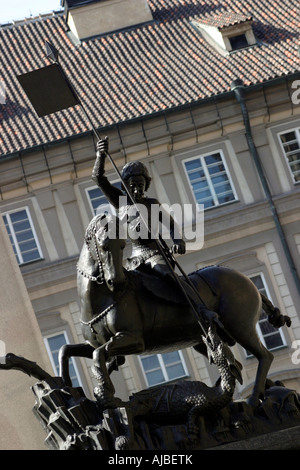 Statue des Georg und der Drache auf dem Hauptplatz neben St Vitus Cathedral, Prag, Tschechische Republik Stockfoto