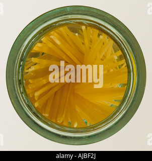 Nudeln oder Spaghetti nach unten in der Spitze des Glases Stockfoto