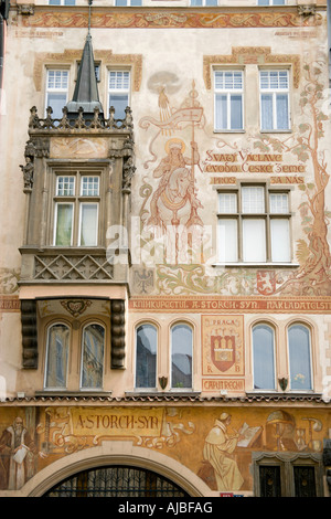 Tschechische Republik Tschechien Bohemia Prag Storch Hausanstrich des Heiligen Wenzel zu Pferd am Altstädter Ring Stockfoto