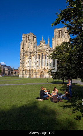 Gruppe von Jugendlichen vor Wells Cathedral Somerset England UK Stockfoto