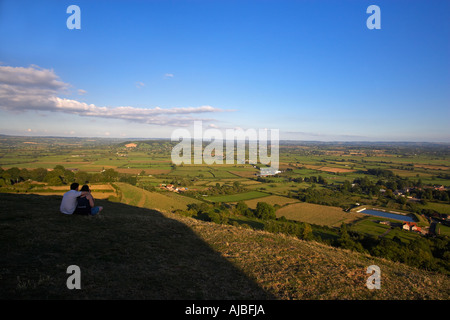 Paar auf der Suche über die Landschaft von Glastonbury Tor Somerset England UK Stockfoto