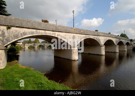 Alten und neuen Straßenbrücken über Fluss Gartempe, Saint Savin, Vienne, Frankreich. Stockfoto