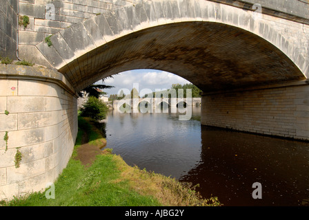 Alten und neuen Straßenbrücken über Fluss Gartempe, Saint Savin, Vienne, Frankreich. Stockfoto