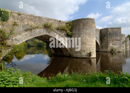 Alten und neuen Straßenbrücken über Fluss Gartempe, Saint Savin, Vienne, Frankreich. Stockfoto