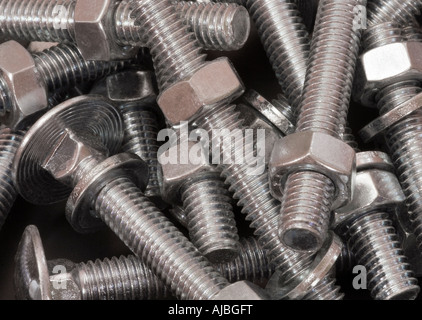 Nahaufnahme von Schrauben und Muttern für DIY hergestellt aus Eisen und Schraube zusammen Holz und Metall Stockfoto