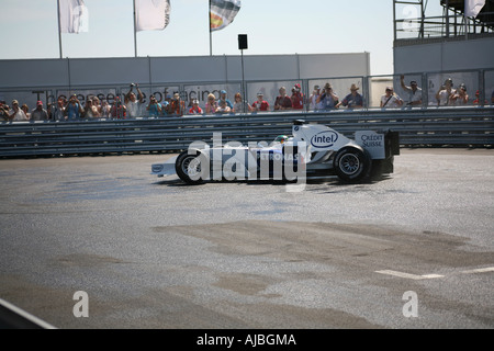 Bild zeigt BMW F1 Auto tun Burn Outs im BMW Sauber Pit Lane Park Erfahrung Stockfoto