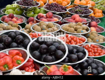 Schalen von Obst und Gemüse auf einem Freiluftmarkt Stockfoto