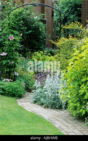 Garten mit geschwungenen Ziegelsteinweg oder Gehweg durch Vinca