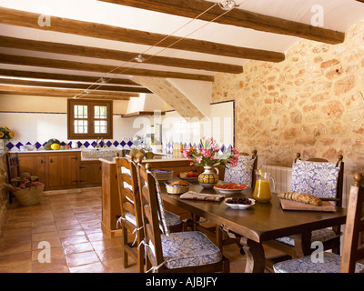 Küche und Essbereich in einem Bauernhaus in Spanien. Stockfoto