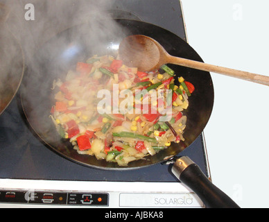 Ein Rühren braten im Wok bestehend aus Wasserkastanien Zwiebeln Paprika Paprika grüne Bohnen und Zuckermais Stockfoto