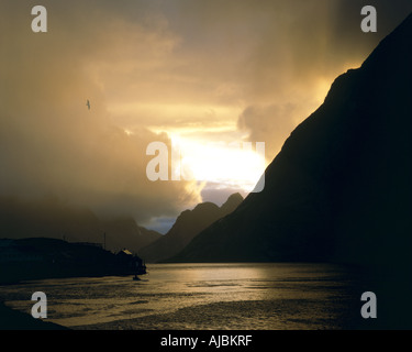 NO - LOFOTEN-Inseln: Sonnenuntergang über Vorfjorden Stockfoto