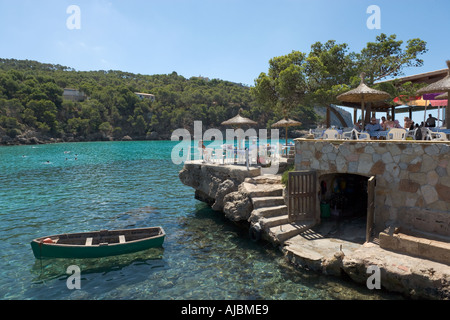 Restaurant auf einem Felsvorsprung am Strand in Camp de Mar (Campo de Mar), Mallorca, Spanien Stockfoto