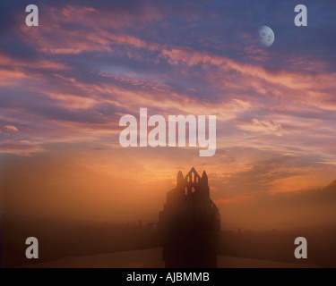 GB - NORTH YORKSHIRE: Moon over Whitby Abbey Stockfoto