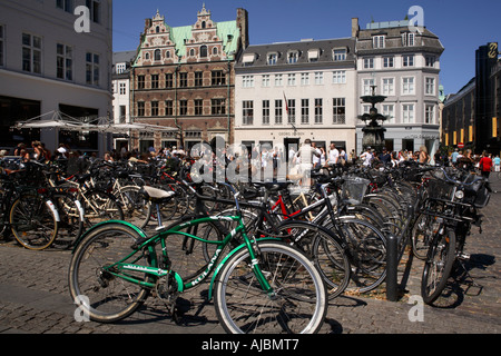 Dänemark. Kopenhagen. Zyklen in Højbro Plads geparkt Stockfoto