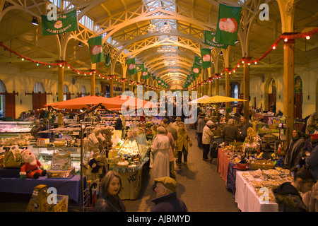 Pannier Markthalle mit reich verzierten Holzsäulen und gewölbte dekorative Dach zu Weihnachten in Barnstaple North Devon England Stockfoto