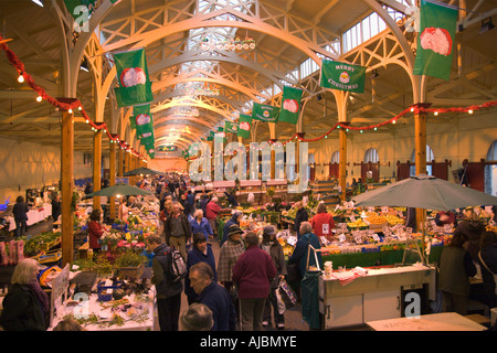 Pannier Markthalle mit reich verzierten gewölbtes Dach beleuchtet mit Weihnachtsschmuck in Barnstaple North Devon England Stockfoto