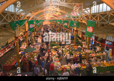 Blick von oben auf Menschen beim Einkaufen in der Markthalle Pannier leuchtet an Weihnachten in Barnstaple North Devon England Stockfoto