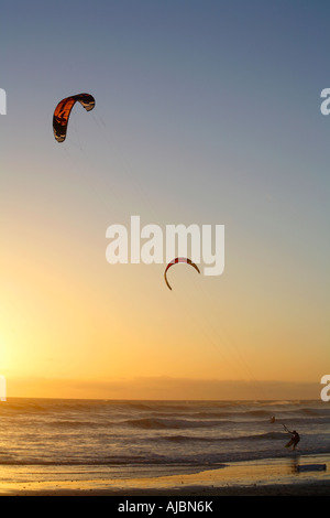 Kite-Surfer im Meer bei Sonnenuntergang Stockfoto