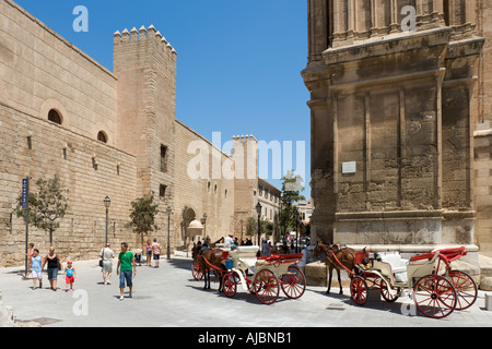 Bespannten Wagen außerhalb der Kathedrale und Palau de Almudaina (Königlicher Palast), historische Innenstadt, Palma, Mallorca, Spanien Stockfoto