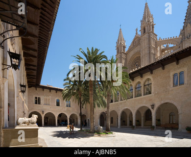 Patio de Armas mit der Kathedrale hinter Palau de Almudaina (Königlicher Palast), historische Innenstadt, Palma, Mallorca, Spanien Stockfoto