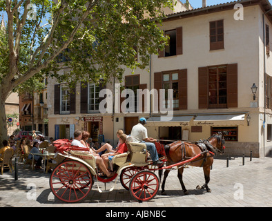 Bespannten Wagen vor einem Restaurant in der Placa Santa Eulalia, Altstadt, Palma, Mallorca, Spanien Stockfoto