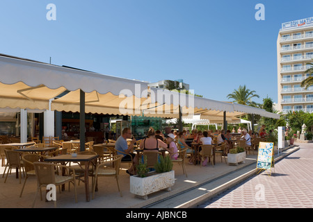 Restaurant an der Strandpromenade von Palma Nova, Bucht von Palma, Mallorca, Balearen, Spanien Stockfoto