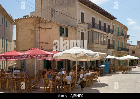 Cafe in der Placa Major (Hauptplatz), Altstadt von Santanyi, Ostküste, Mallorca, Spanien Stockfoto