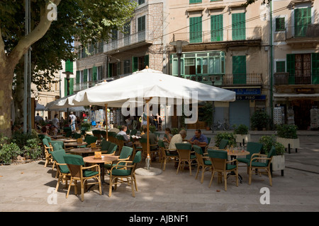 Straßencafé in der Hauptplatz (Placa De La Constitucio), Soller, Westküste, Mallorca, Balearen, Spanien Stockfoto