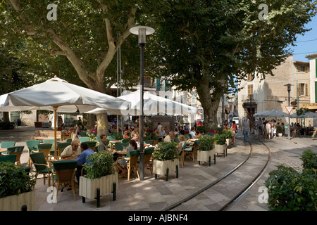 Straßencafé in der Hauptplatz (Placa De La Constitucio), Soller, Westküste, Mallorca, Balearen, Spanien Stockfoto