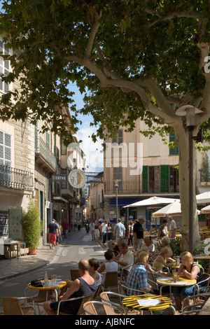 Straßencafé in der Hauptplatz (Placa De La Constitucio), Soller, Westküste, Mallorca, Balearen, Spanien Stockfoto