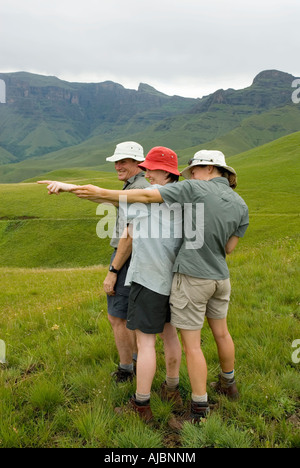 Gruppe von Menschen, die etwas aufzeigen Stockfoto