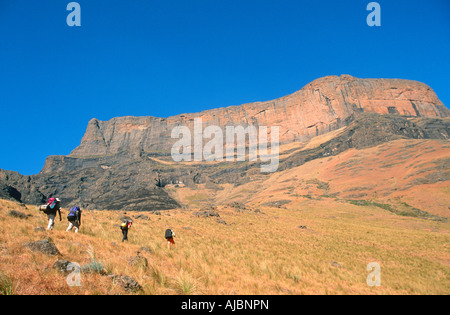 Gruppe der Wanderer zu Fuß hinauf Riesen Burg Stockfoto