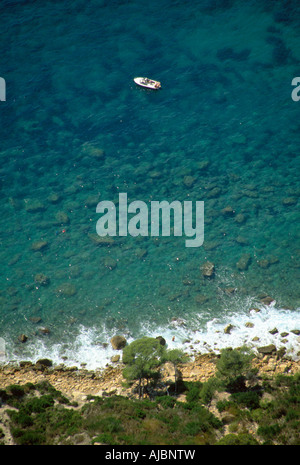 Luftaufnahme von einem kleinen Boot aus einer felsigen Küste Stockfoto