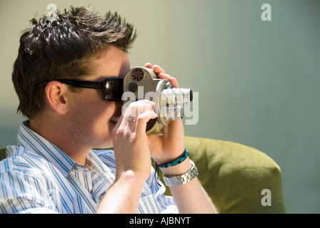 Eine Seitenansicht eines jungen Mannes durch antike Kamera Stockfoto