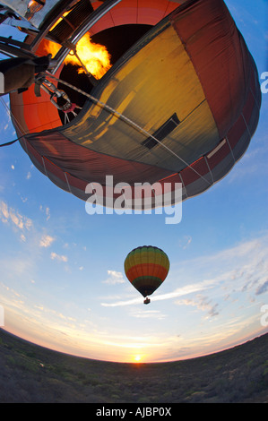 Blick vom Heißluftballon bei Sonnenaufgang