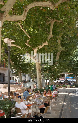 Straßencafé in der Hauptplatz (Placa De La Constitucio), Soller, Westküste, Mallorca, Balearen, Spanien Stockfoto