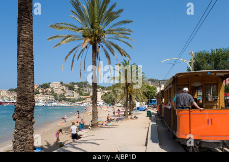 Straßenbahn am Strand von Port de Sóller (Puerto Soller), West Coast, Mallorca, Spanien Stockfoto