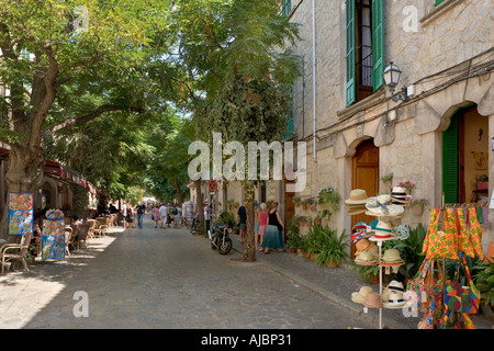 Geschäfte an der Hauptstraße im Zentrum der alten Stadt, Valldemossa, Westküste, Mallorca, Spanien Stockfoto