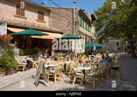 Cafe im Placa de Cartoixa, alte Stadt von Valldemossa, Westküste, Mallorca, Spanien Stockfoto