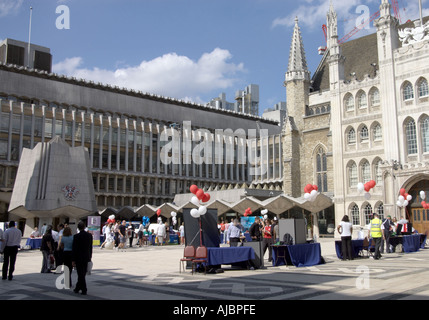 Handel stellt sich vor die Guildhall in der City of London Stockfoto